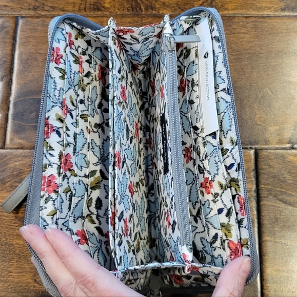 EUC Vera Bradley RFID Accordian Wristlet in Denim Gray with Pink Flowers - Picture 5 of 9